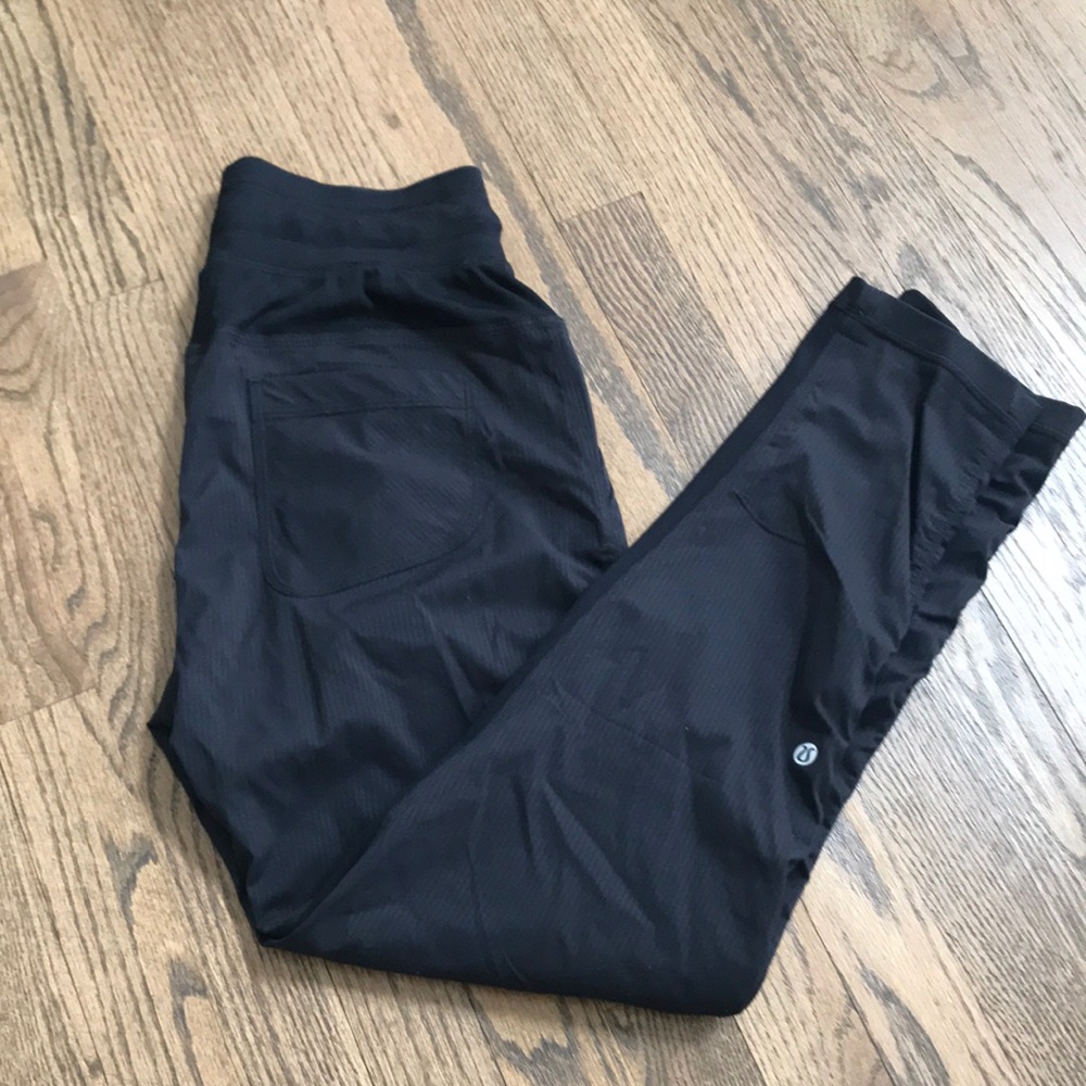 Size 4 black lululemon street to studio 7/8 pant